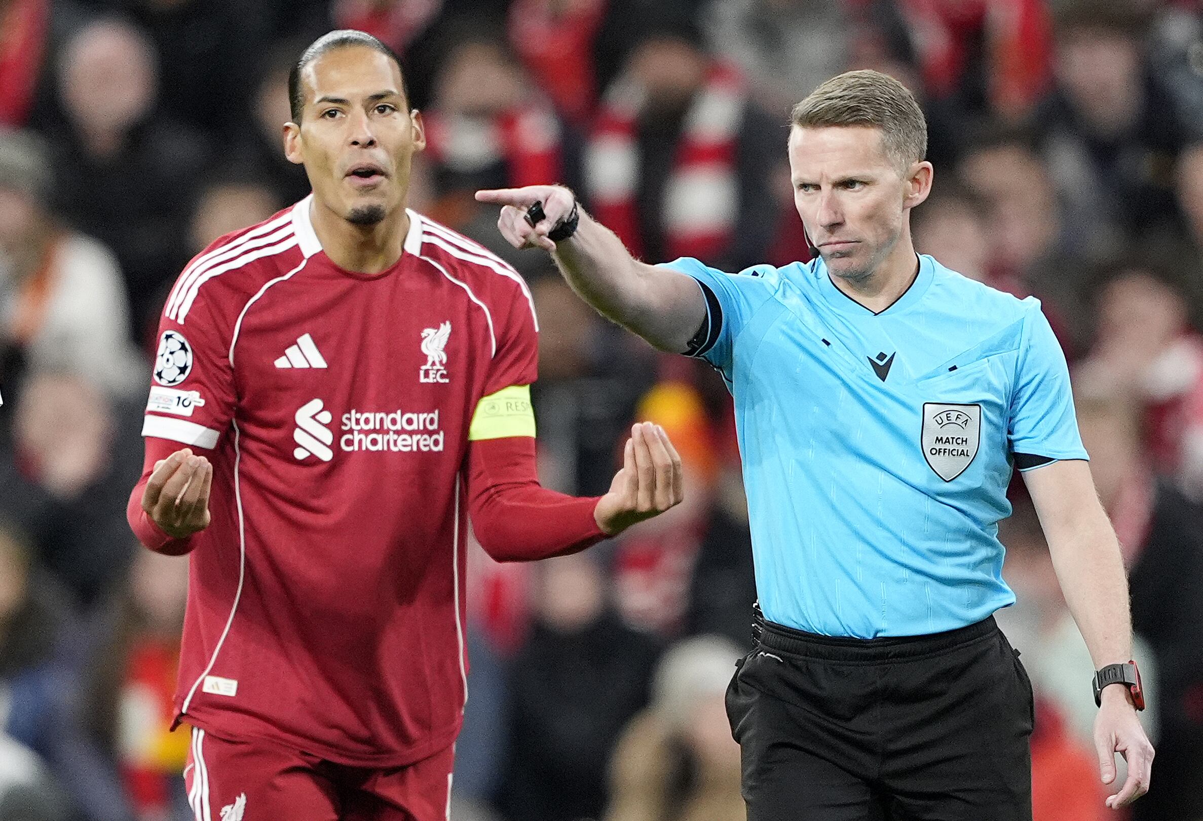 Virgil van Dijk protestando al árbitro en el juego de Liverpool vs. PSV por Champions League