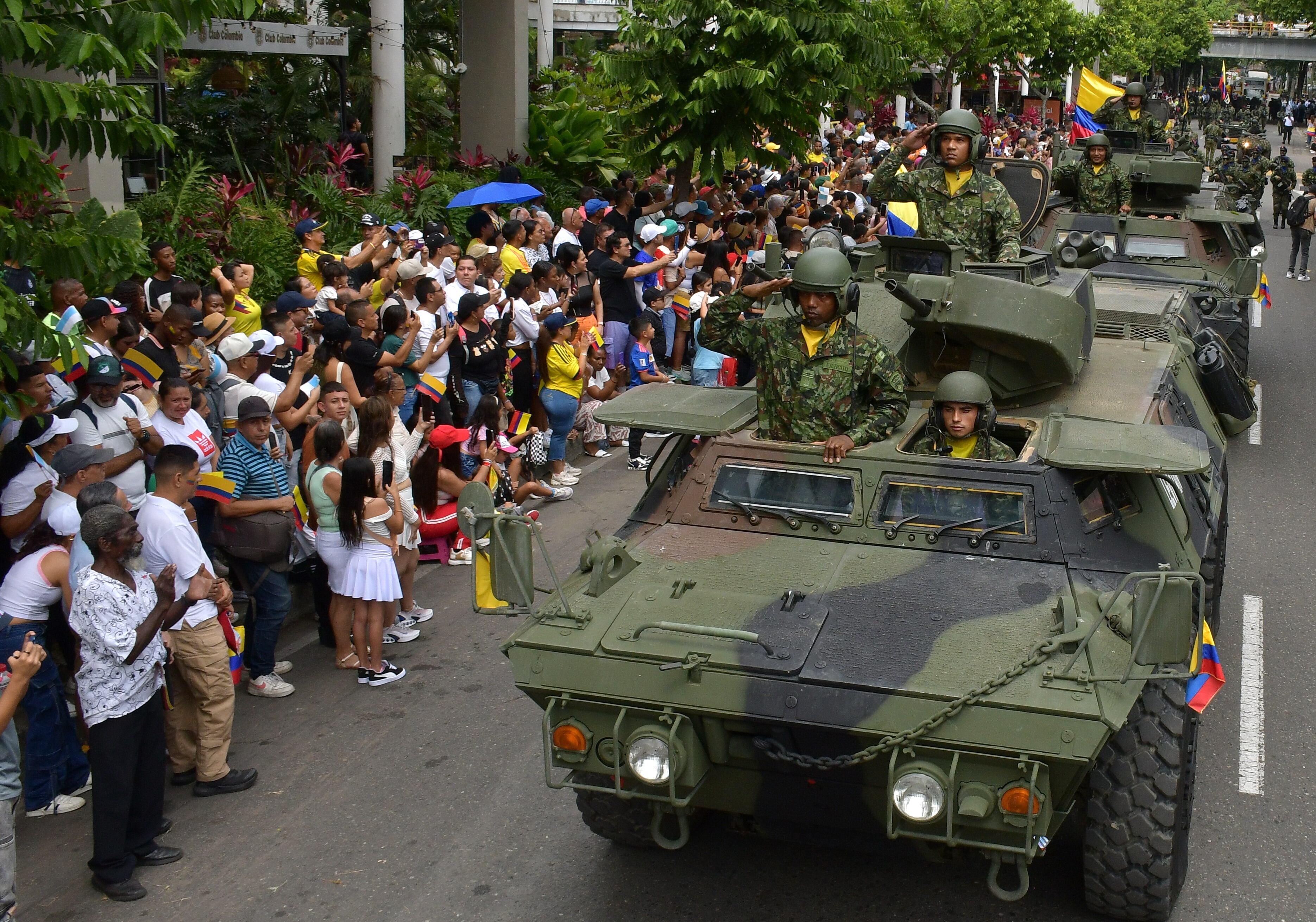 Este domingo 20 de julio, cientos de caleños llegaron hasta la tradicional Avenida Sexta, en el norte de Cali, para acompañar el desfile militar y policial con el que se conmemoraron los 215 años de la Independencia de Colombia, El desfile comenzó en la Plazoleta Jairo Varela y terminó en el CAI de Chipichape, en el norte de la ciudad y se convirtió en un acto lleno de civismo, orgullo patrio y reconocimiento a la labor de la Fuerza Pública. Fotos Raúl Palacios / El País.