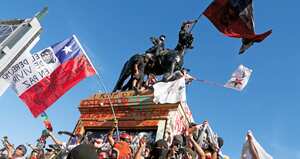 En octubre del año pasado, miles de personas salieron a las calles para expresar su descontento con la situación económica, social y política de Chile. Las movilizaciones no cesaron durante dos meses y obligaron a Sebastián Piñera a convocar un plebiscito constitucional.