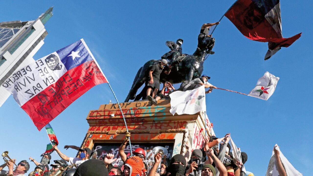 En octubre del año pasado, miles de personas salieron a las calles para expresar su descontento con la situación económica, social y política de Chile. Las movilizaciones no cesaron durante dos meses y obligaron a Sebastián Piñera a convocar un plebiscito constitucional.