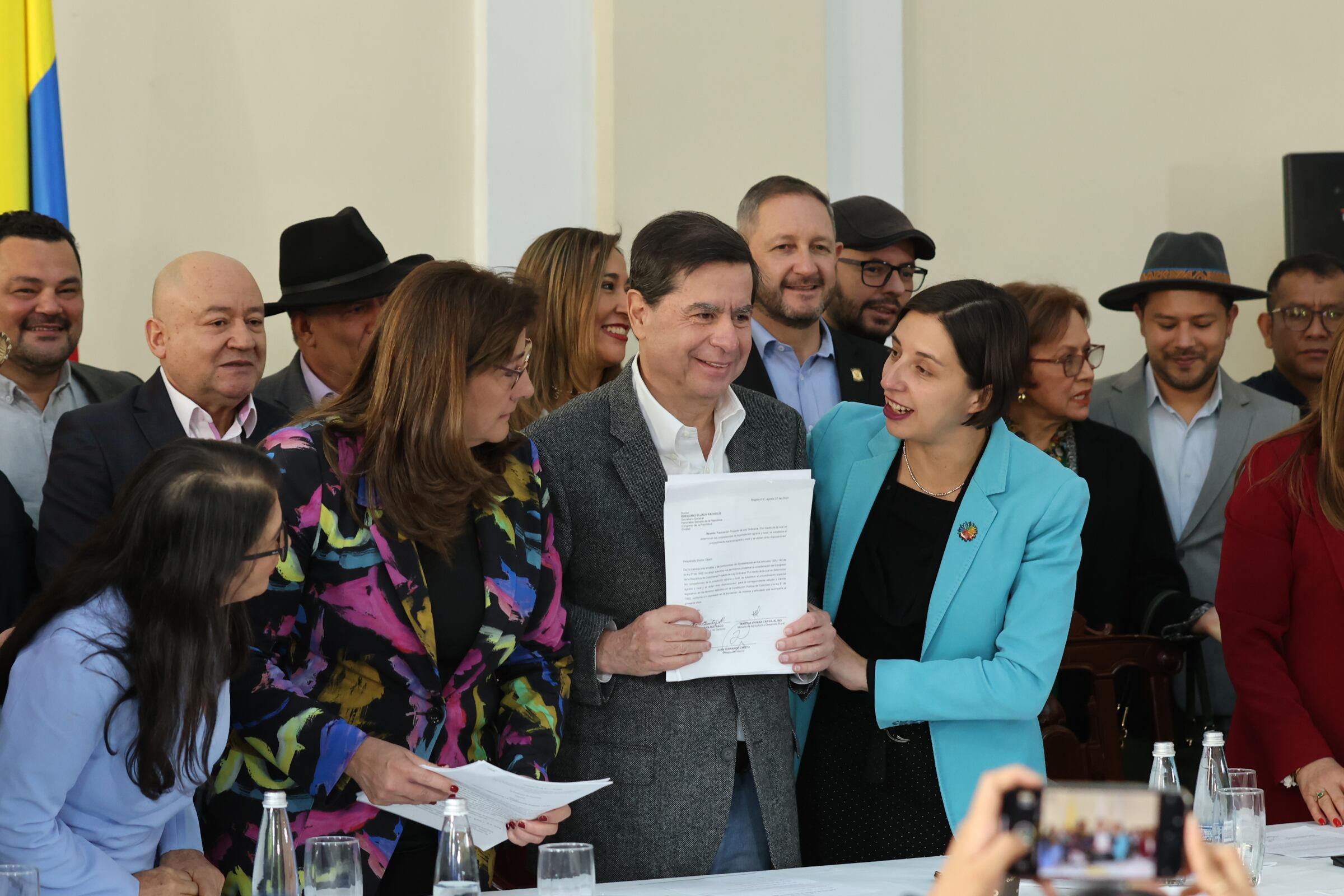 El ministro del Interior, Juan Fernando Cristo, liderará junto a sus compañeras de gabinete Martha Carvajalino y Ángela María Buitrago, la radicación del Proyecto de Ley de Jurisdicción Agraria.