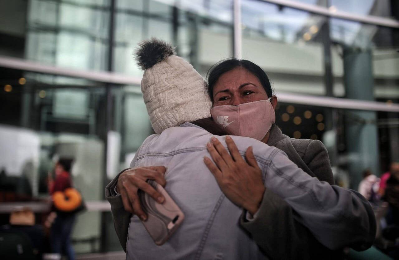 Con máquinas especializadas, las autoridades sanitarias realizan a diario los trabajos de limpieza y desinfección en las instalaciones de la terminal aérea, en donde continúa el movimiento de empleados y algunos de los vuelos humanitarios que han traído de vuelta a los colombianos que se encontraban en otros países. Esteban Vega/SEMANA