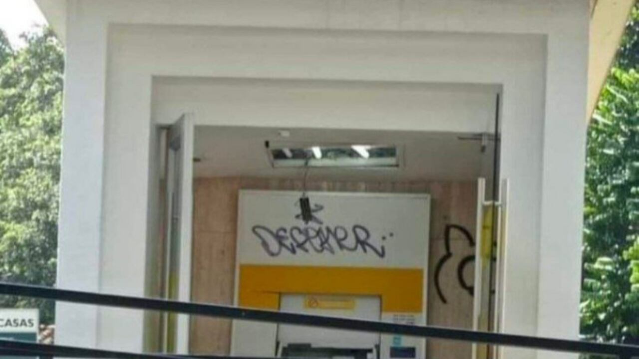 En el panfleto, los encapuchados se fueron en contra de las entidades bancarias de la universidad.