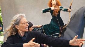 En más de 40 años de trayectoria pocos personajes han escapado a la lente de Leibovitz. En la foto, usa su capacidad de persuasión con Jessica Chastain, en una escena que recrea la película ‘Brave’.