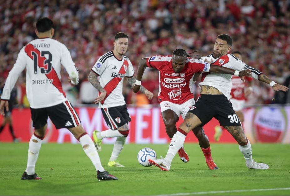 El goleador de Santa Fe, Hugo Rodallega, fue bien controlado por la defensa de River Plate.
