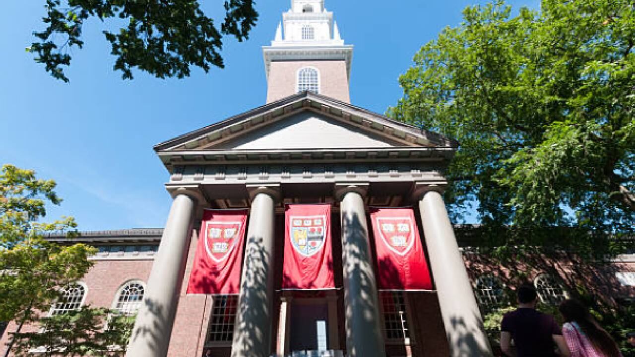 Alumnas demandan a Harvard por ignorar acoso sexual de un profesor.