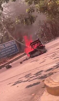 Quemaron objetos a las afueras de la universidad en medio de bloqueos