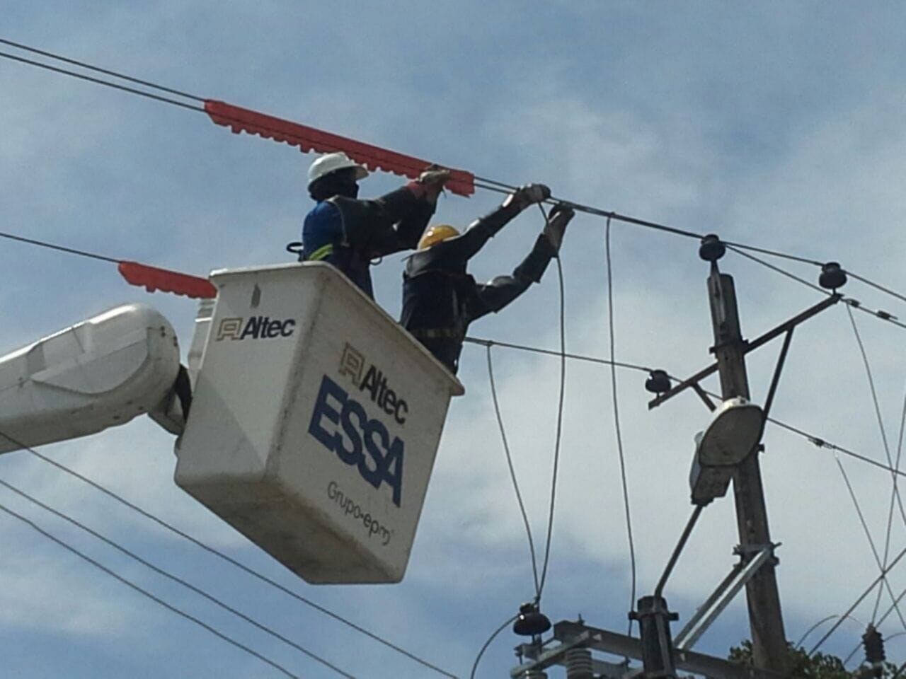 La empresa adelanta cambios del cableado por cable ecológico.