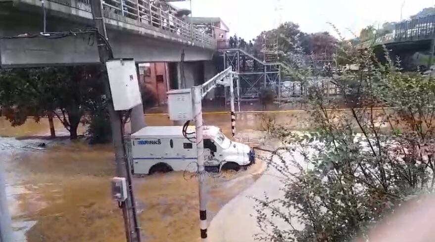 Avenida Regional, en Medellín, inundada por las lluvias.