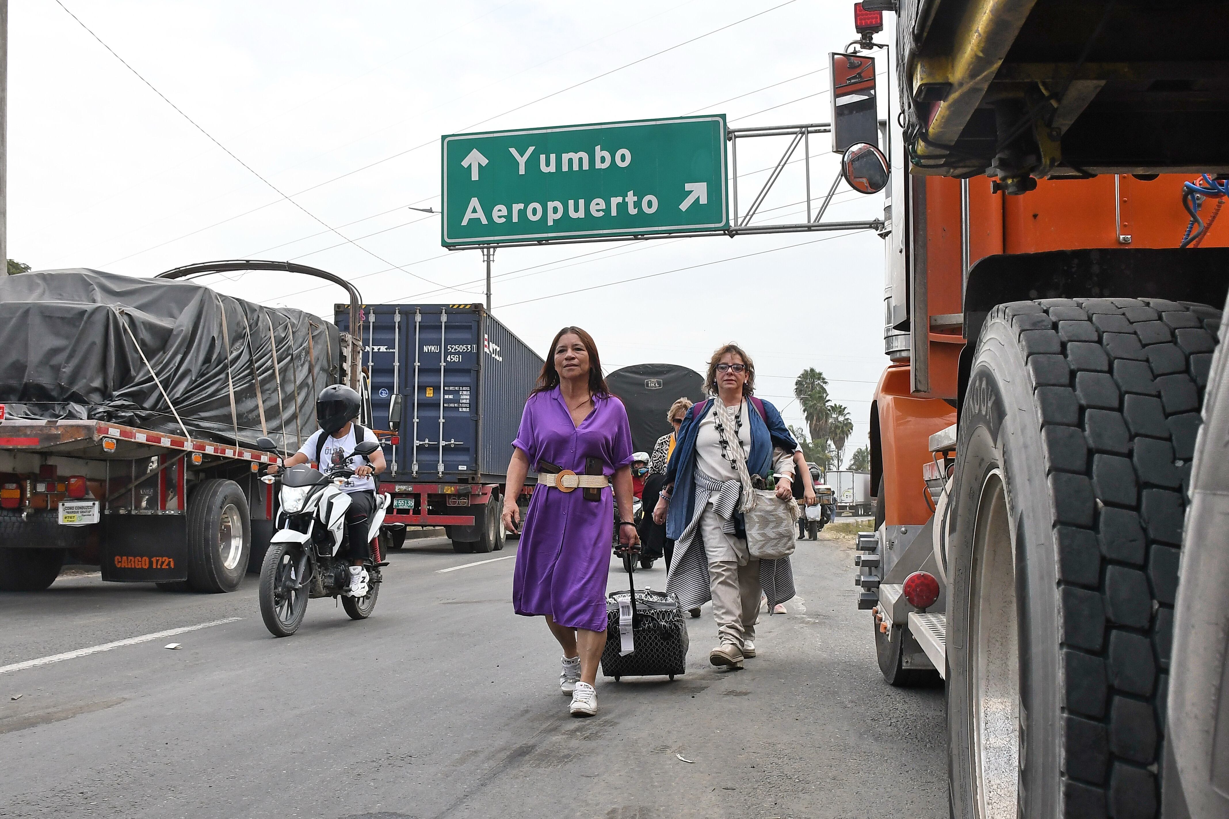 Paro camionero en los diferentes ingresos a Cali.( Puente del Comercio, Juanchito y Céncar.)fotos José Guzmán)