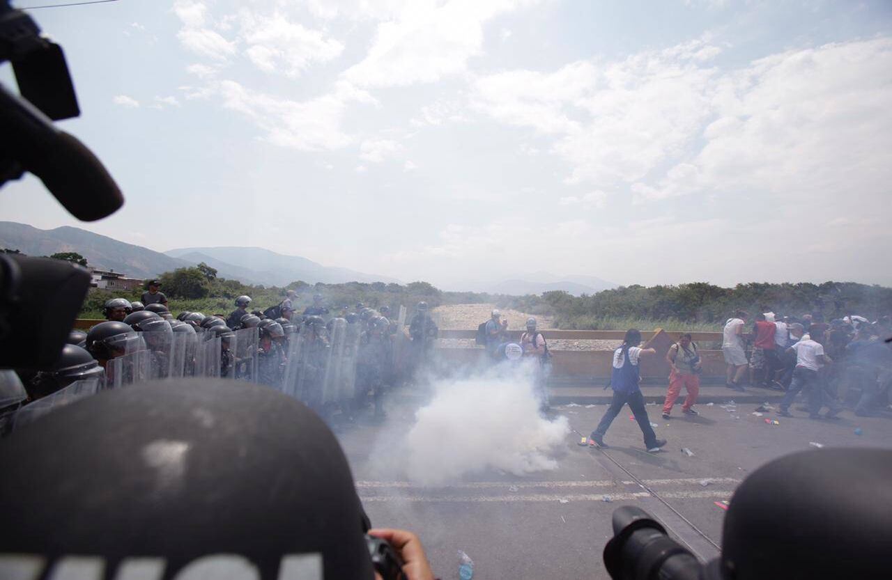 Se han presentado disturbios y la Guardia Nacional Bolivariana ha lanzado gases lacrimógenos. foto: Diana Rey Melo