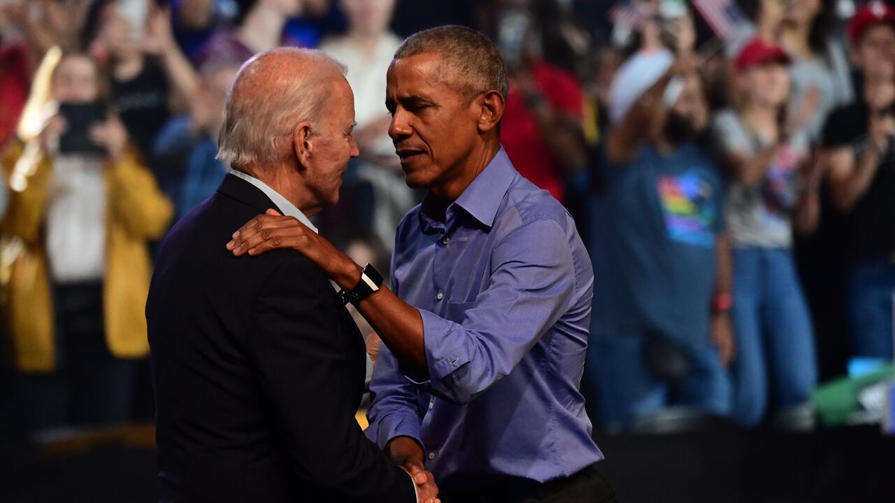 El presidente Joe Biden (izq.) y el expresidente estadounidense Barack Obama (dcha.) se abrazan en el escenario durante una manifestación para el candidato demócrata al Senado de Pensilvania, John Fetterman, y el candidato demócrata a gobernador, Josh Shapiro, en el Liacouras Center el 5 de noviembre de 2022. en Filadelfia, Pensilvania.