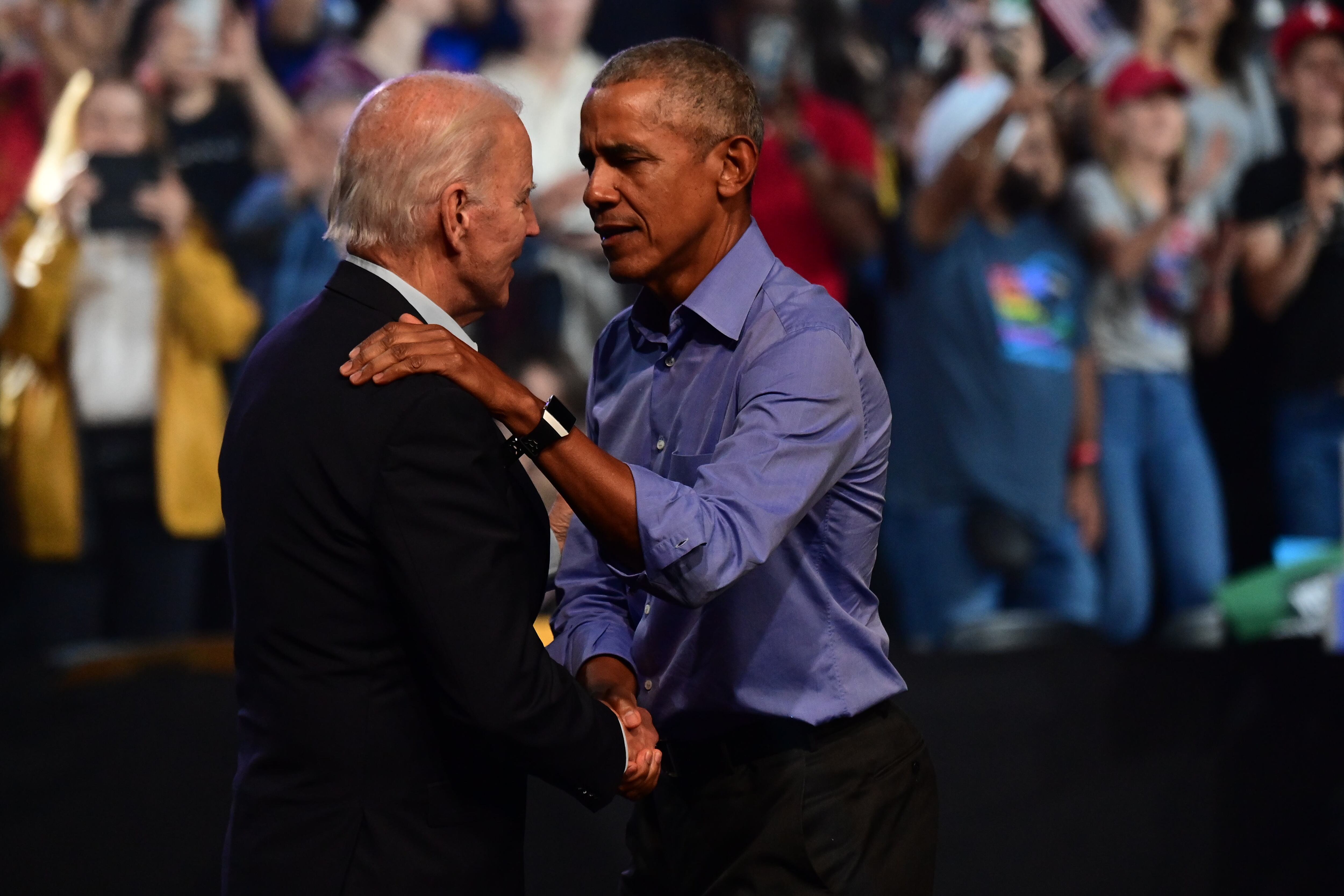 El presidente Joe Biden (izq.) y el expresidente estadounidense Barack Obama (dcha.) se abrazan en el escenario durante una manifestación para el candidato demócrata al Senado de Pensilvania, John Fetterman, y el candidato demócrata a gobernador, Josh Shapiro, en el Liacouras Center el 5 de noviembre de 2022. en Filadelfia, Pensilvania.