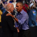 El presidente Joe Biden (izq.) y el expresidente estadounidense Barack Obama (dcha.) se abrazan en el escenario durante una manifestación para el candidato demócrata al Senado de Pensilvania, John Fetterman, y el candidato demócrata a gobernador, Josh Shapiro, en el Liacouras Center el 5 de noviembre de 2022. en Filadelfia, Pensilvania.