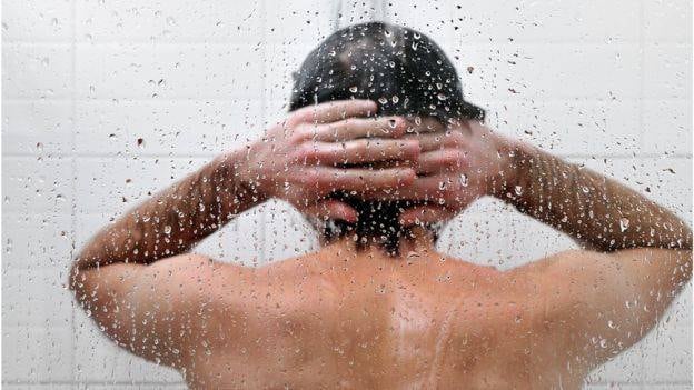 Es recomendable lavar el cabello de día y que alcance a secarse para la hora de descanso para evitar estos problemas.