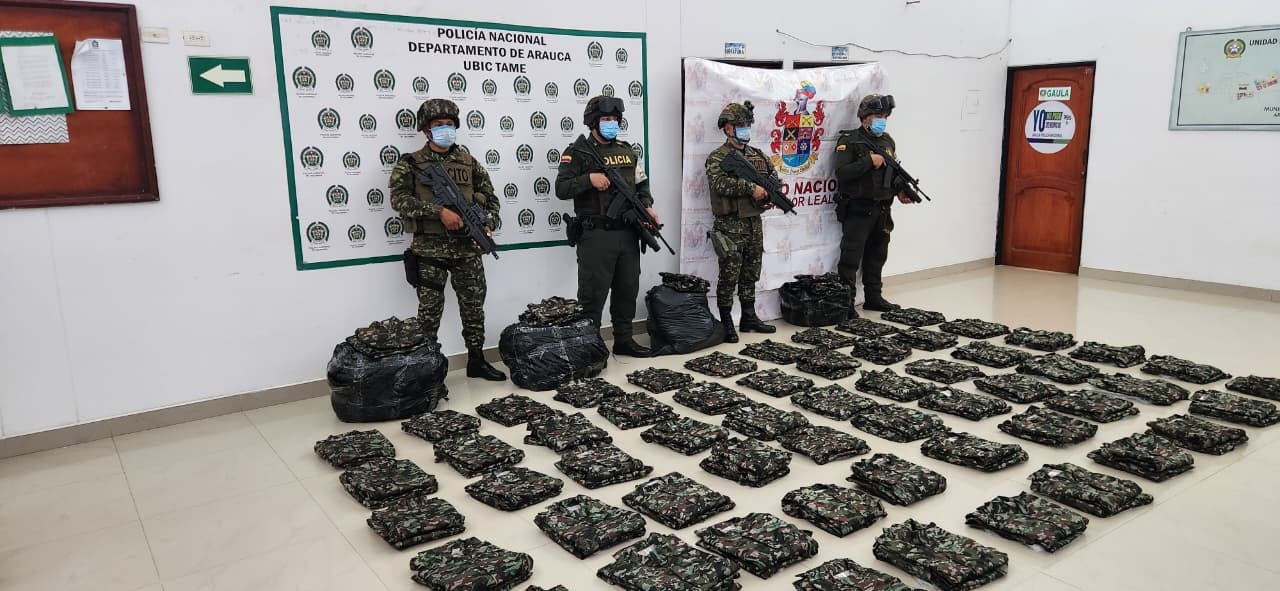 Uniformes que eran para las disidencias de las Farc.