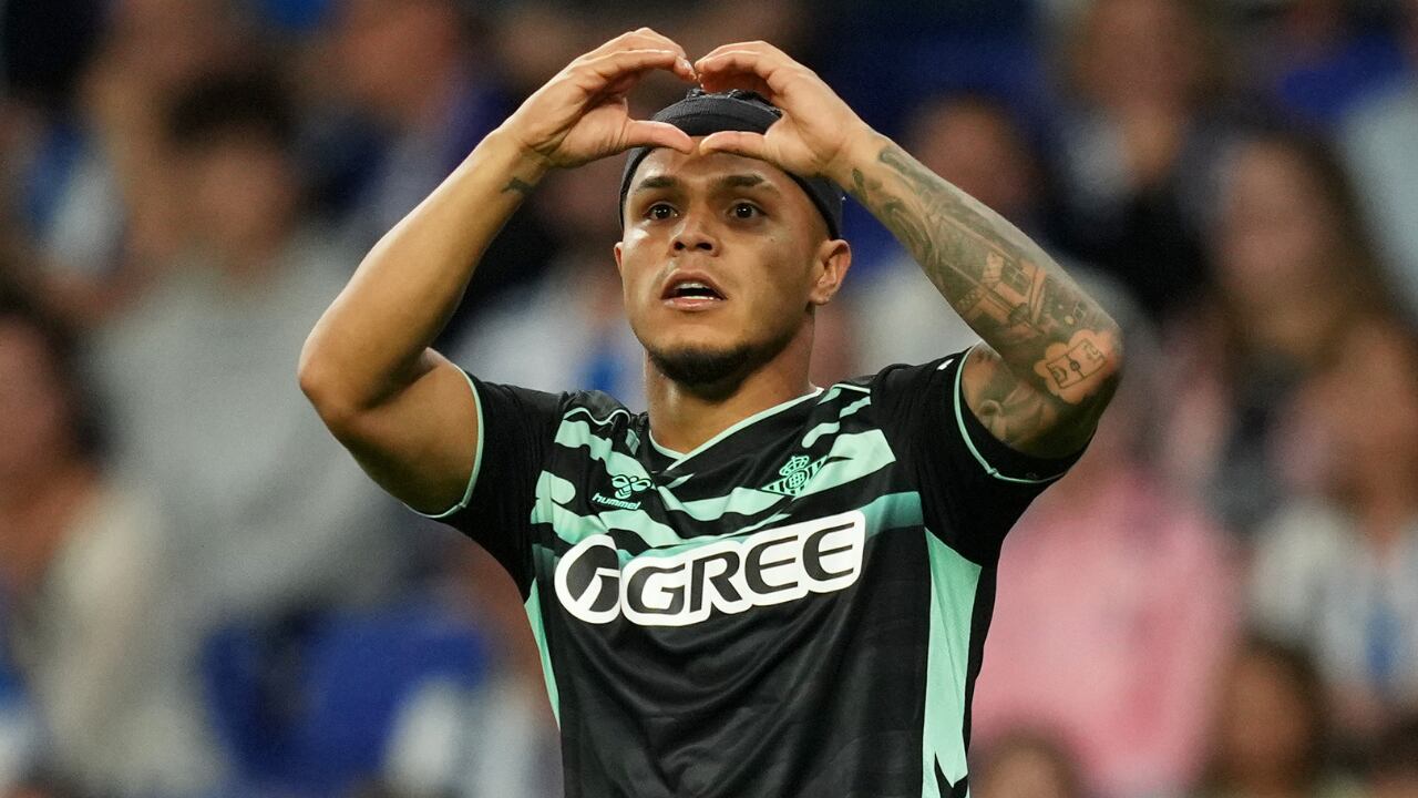 Juan Camilo Cucho Hernández celebrando su gol con Betis ante Sevilla.