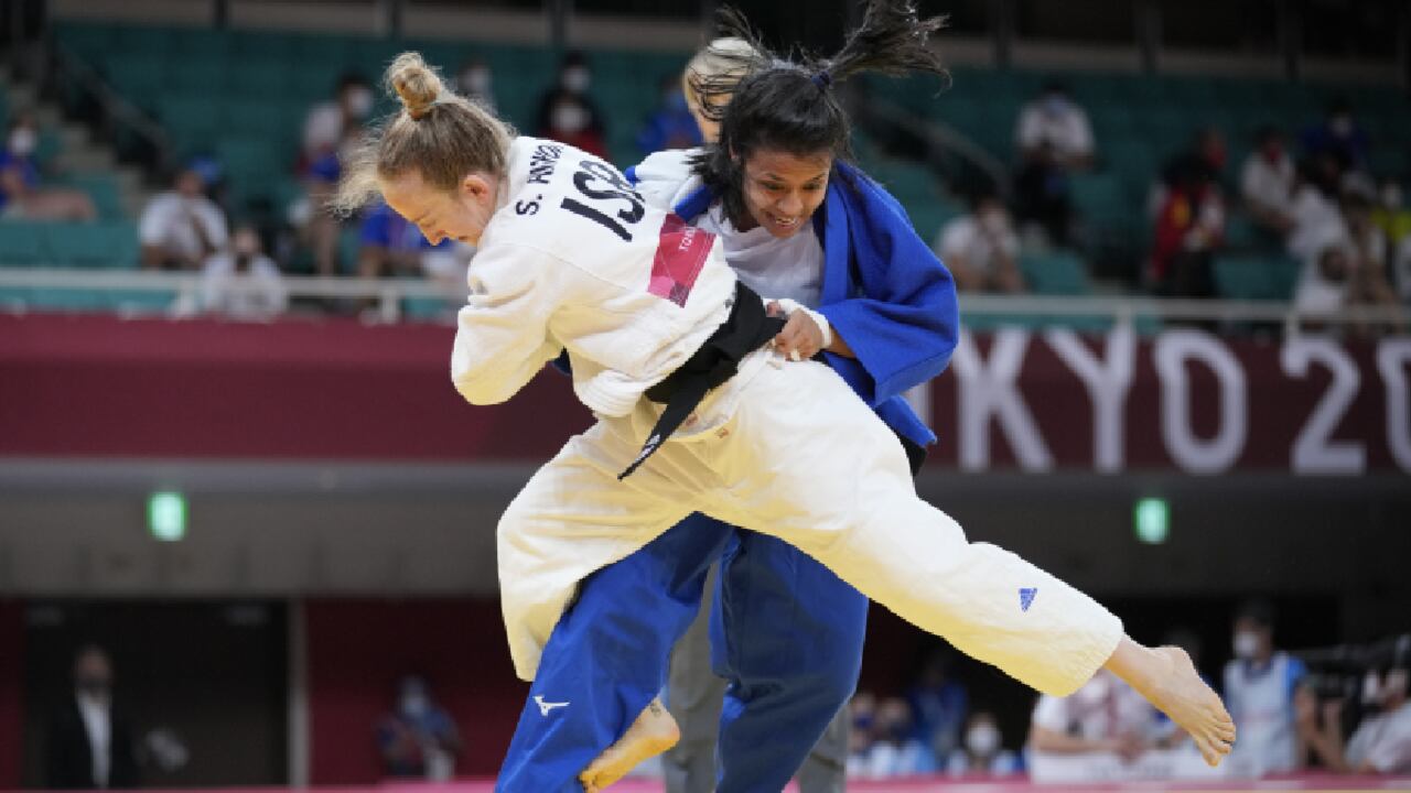 Luz Álvarez (azul) en su combate de la primera ronda