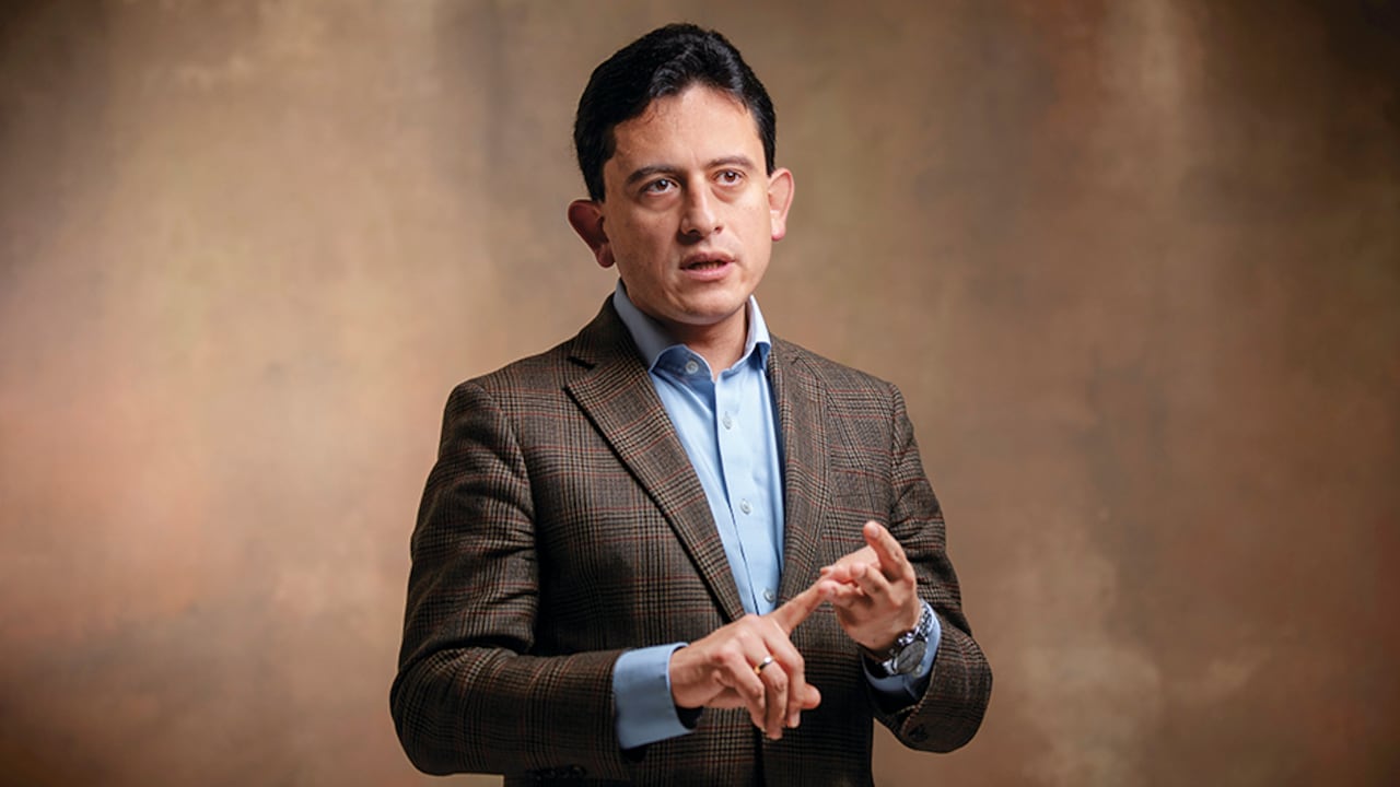 El exministro Luis Carlos Reyes le dijo a SEMANA que Castellanos, un oficial en retiro y persona de confianza del presidente Gustavo Petro, lo visitó acompañado de la mano derecha de alias Papá Pitufo.