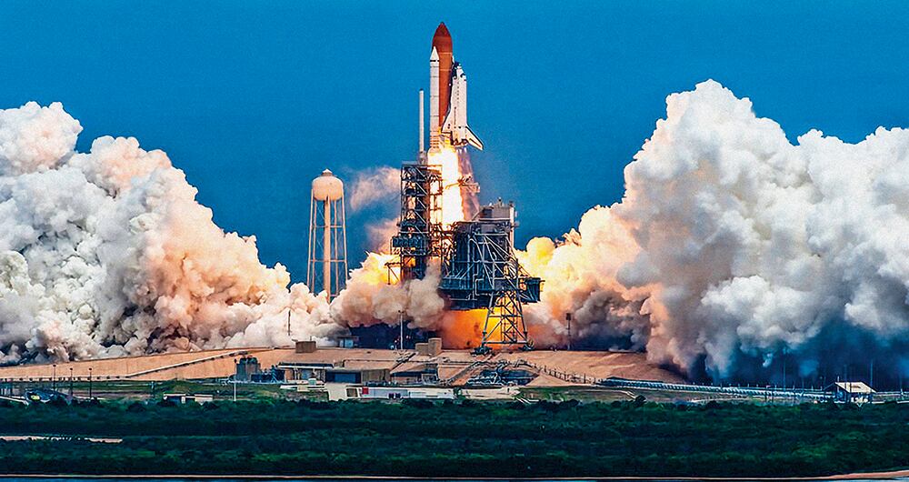  Un cohete espacial funciona con un motor de cohete que usa combustible para crear una propulsión poderosa. La propulsión impulsa al cohete hacia arriba a una velocidad muy rápida.