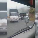 La imprudencia de un camión generó el choque de dos vehículos en las vías de Antioquia. Foto: video Twitter
@Guardianes_Ant