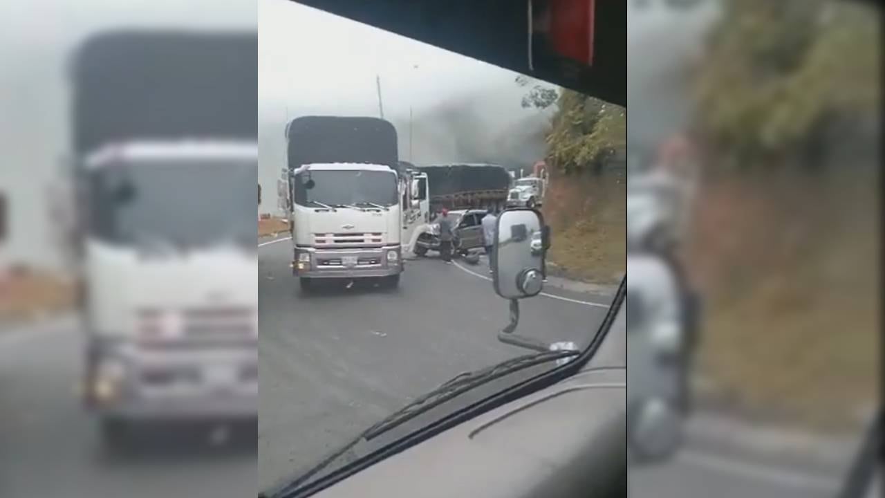 La imprudencia de un camión generó el choque de dos vehículos en las vías de Antioquia. Foto: video Twitter
@Guardianes_Ant