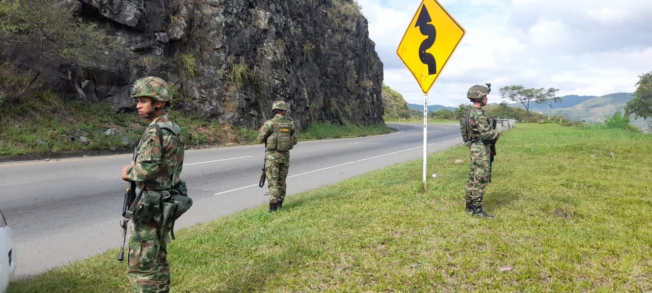 El ELN sigue sembrando terror en el país: panfletos alusivos al grupo armado aparecieron este martes en varias vías del Valle.