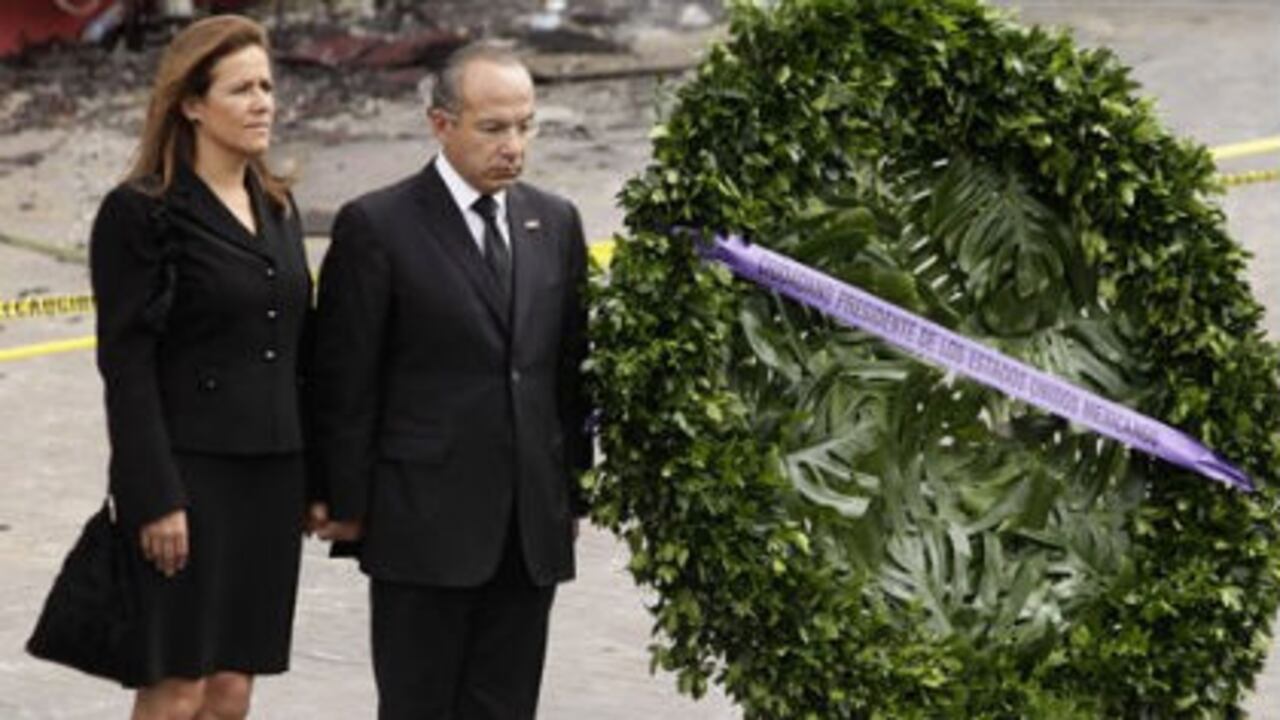 El presidente mexicano Felipe Calderón y su esposa en una ceremonia a las afueras del Casino Royale, tras la matanza acontecida allí el jueves.