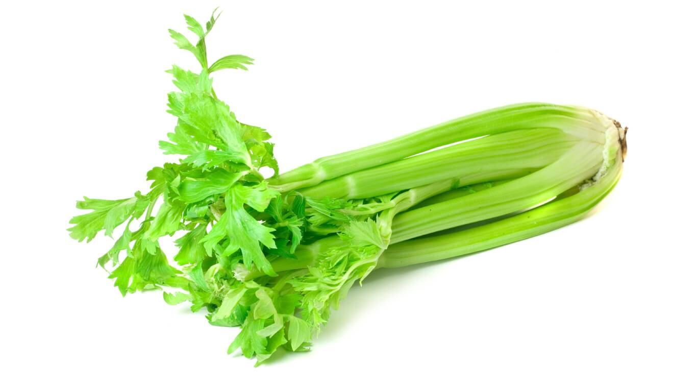 El apio es un alimento con propiedades diuréticas y depurativas. Foto: Getty Images.