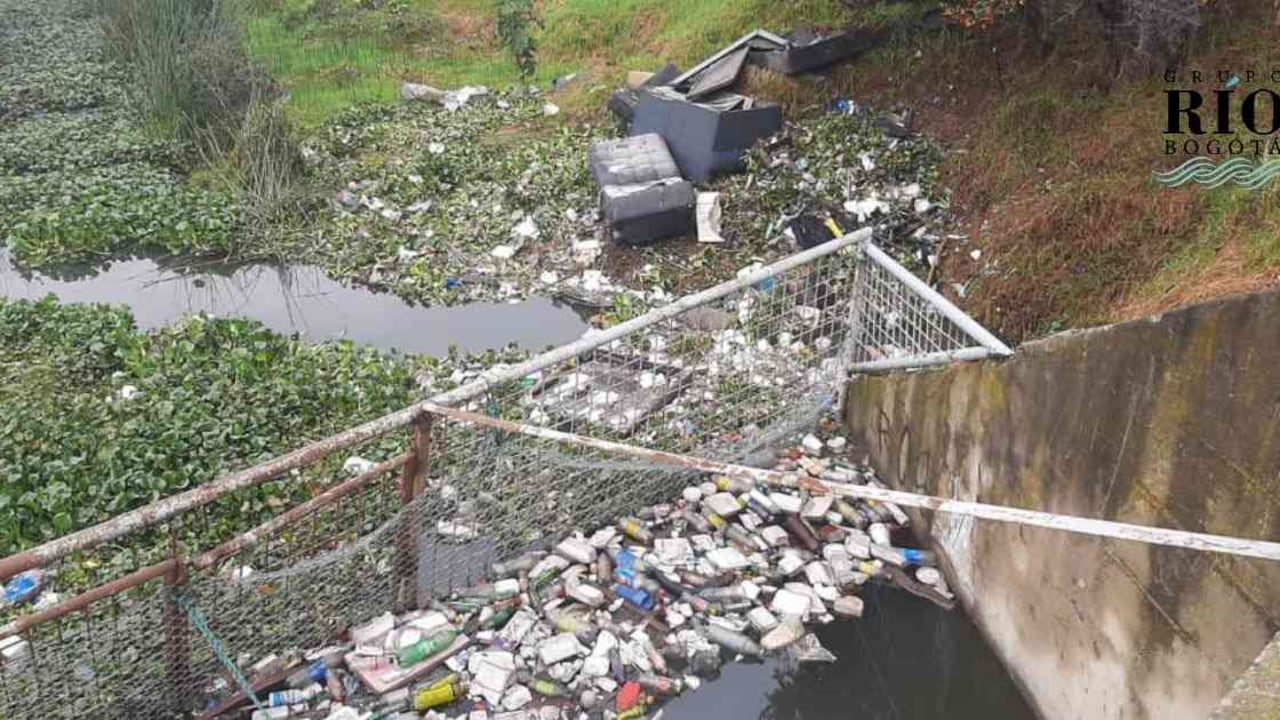 La ciudadanía sigue contaminando los principales ecosistemas de la capital. Foto: EAAB.