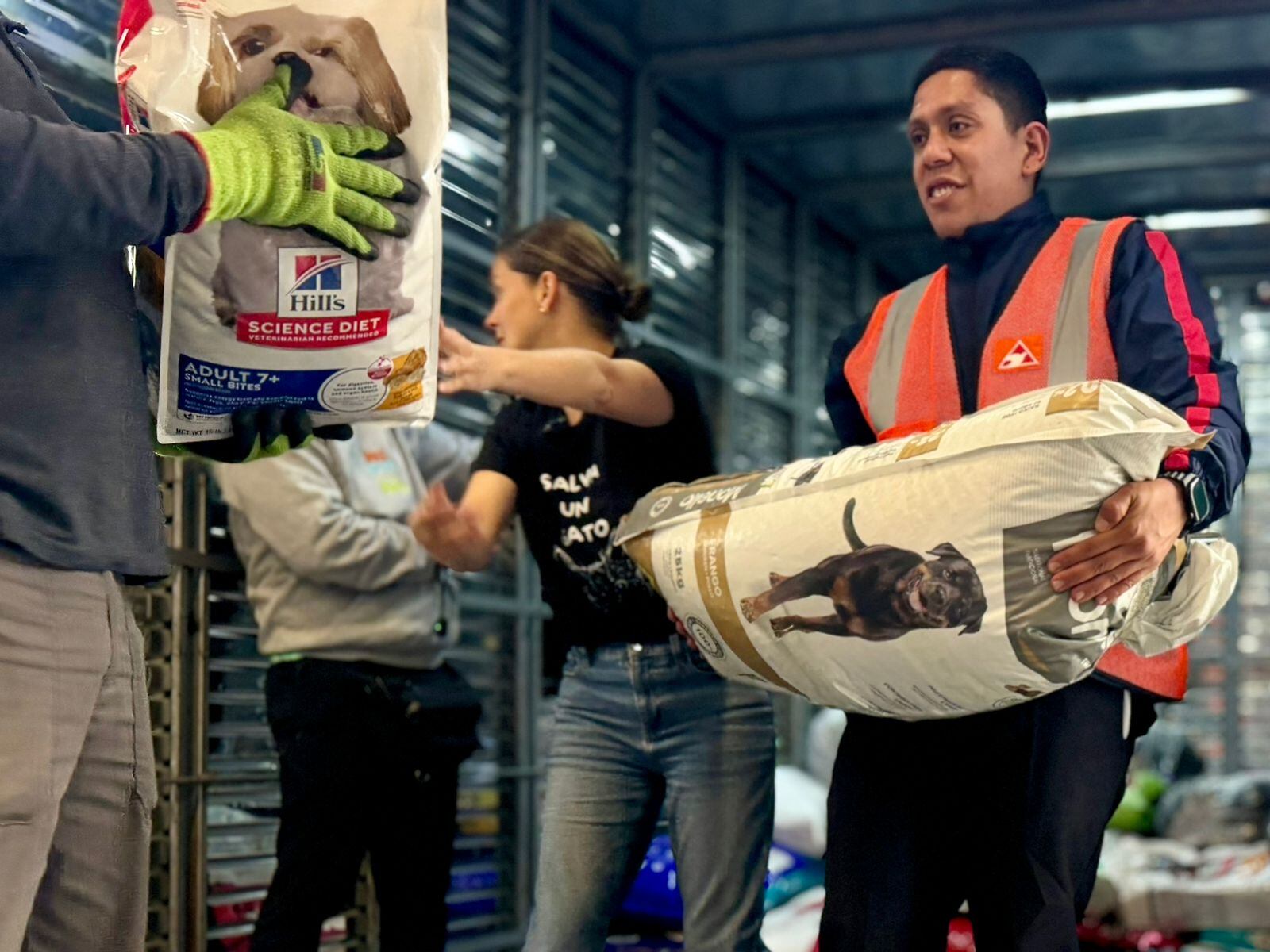 La senadora Andrea Padilla lideró la entrega de 3,2 toneladas de ayudas para los animales de Córdoba.