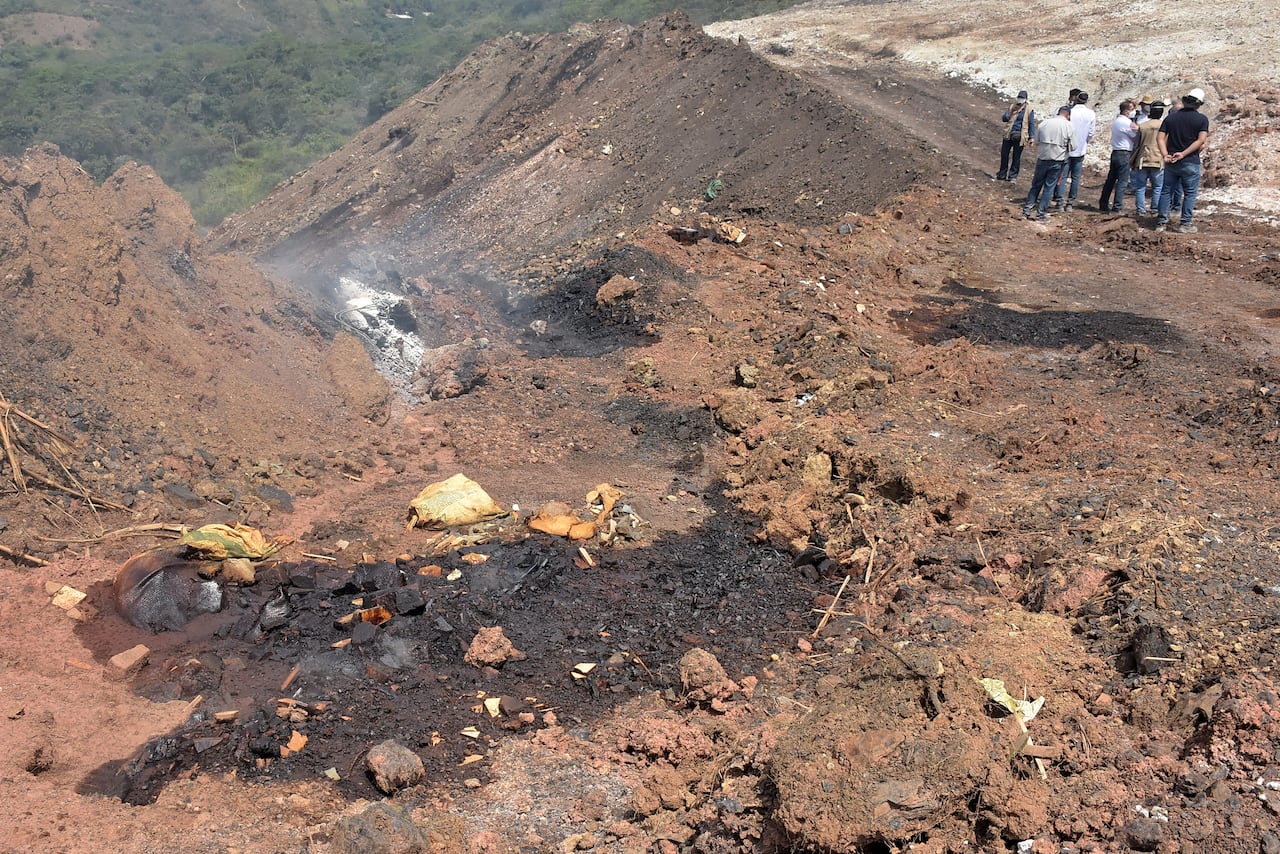 Un equipo de profesionales realizó una visita técnica junto al Director de CVC al sector del Aguacatal para la inspección de tres cosas:
Sellado de 17 bocaminas y socavones dedicados a la minería ilegal, Se visitó el lote donde operará la Planta de Tratamiento de Drenajes Ácidos producto de la minería, y se visitó el proceso de experimentación para sofocar llamas de proceso de combustión que hay en el sector producto de gases acumulados durante años relacionados con antigua explotación minera.
