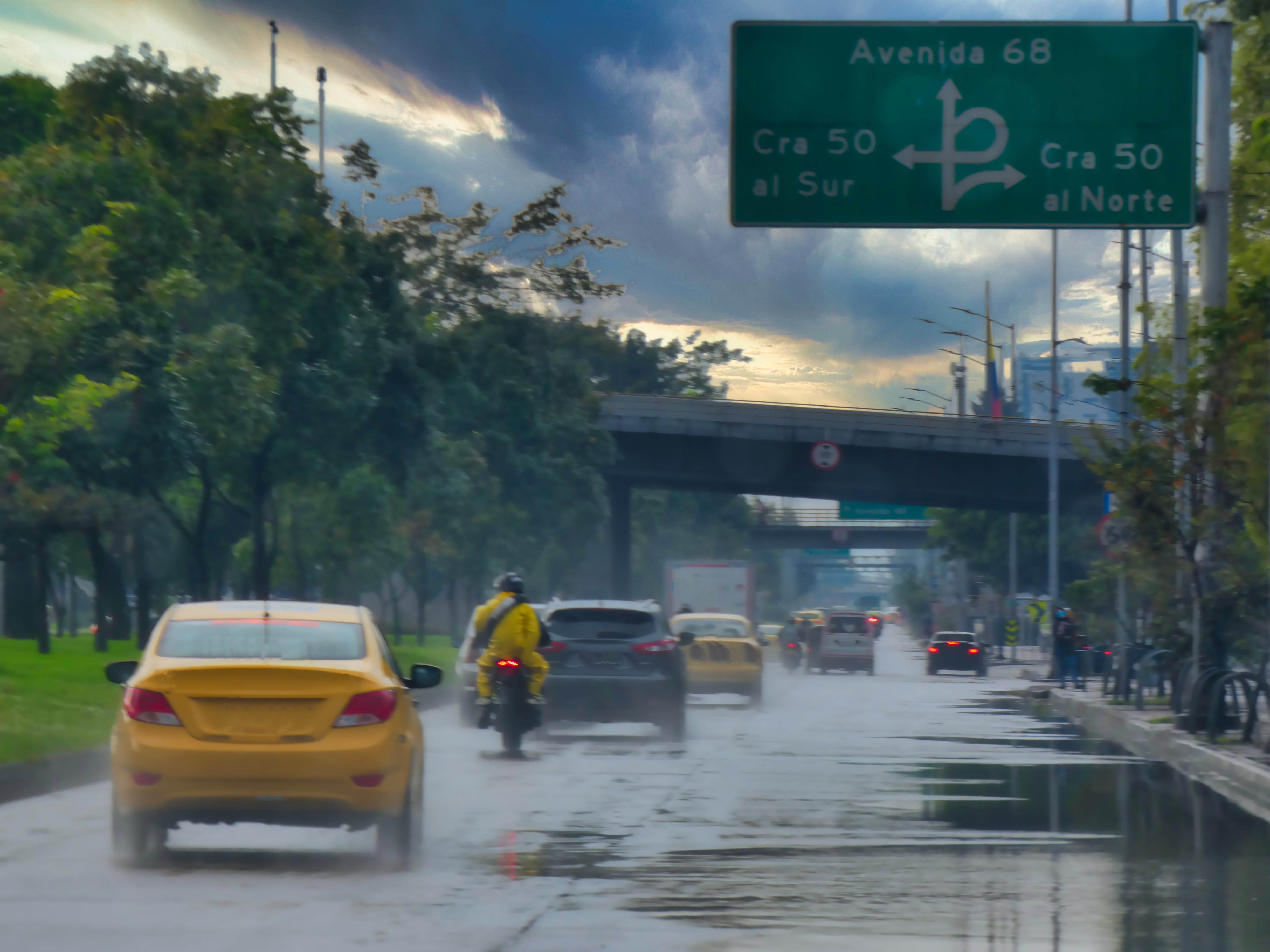 Bogotá tendrá cielo nublado y lluvias durante gran parte del día, con mayor intensidad en la tarde y lloviznas en la noche, según el pronóstico oficial.