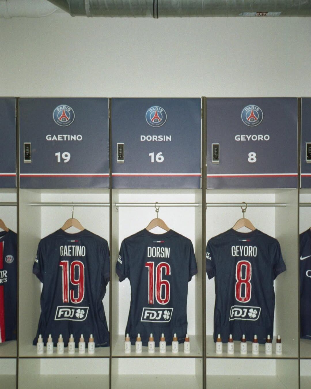 ILIA Beauty, fundada por Sasha Plavsic en California, se ha destacado por su enfoque en productos de maquillaje que combinan ingredientes limpios con beneficios para el cuidado de la piel.