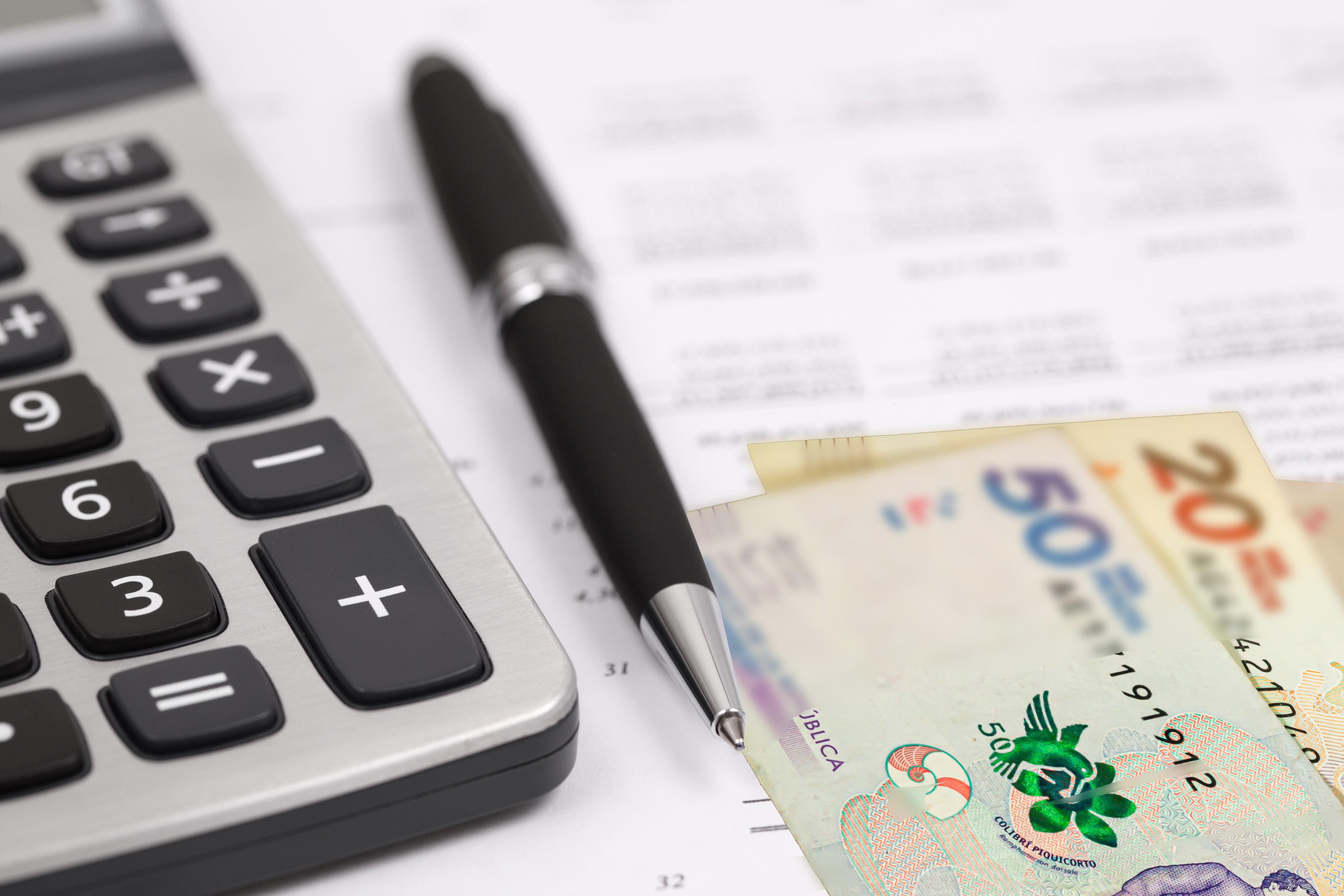 Según la DIAN, si un colombiano residente en el extranjero ha pasado más de 183 días interrumpidos en Colombia durante el año a declarar y sus ingresos sobrepasan los topes, debe declarar renta.