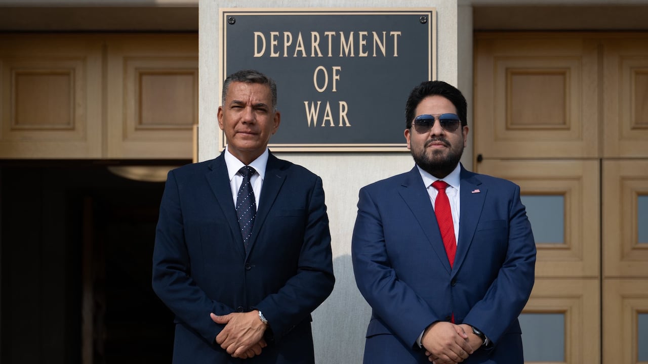 Jorge Mora, ministro de Defensa designado de Colombia, y Joseph Humire, subsecretario adjunto de Guerra de EE. UU., conversaron sobre seguridad y lucha contra el narcotráfico.
