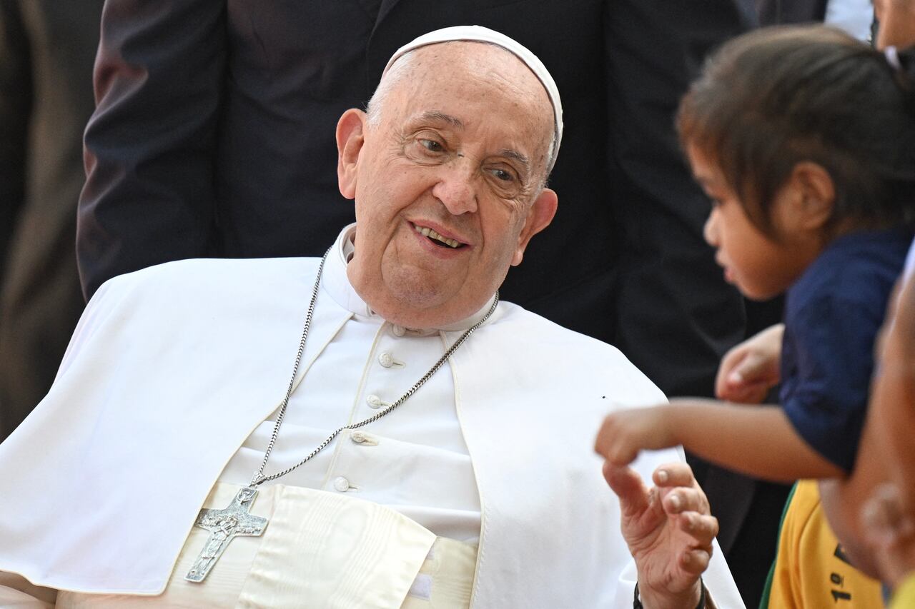 auto_awesome
Se muestra la traducción de Pope Francis (L) interacts with a child during his visit to the Irmas Alma School for Children with Disabilities in Dili on September 10, 2024. (Photo by Tiziana FABI / AFP)
Traducir Pope Francis (L) interacts with a achild during his visit to the Irmas Alma School for Children with Disabilities in Dili on September 10, 2024. (Photo by Tiziana FABI / AFP)
174 / 5.000
El Papa Francisco (izq.) conversa con un niño durante su visita a la Escuela Irmas Alma para Niños con Discapacidad en Dili, el 10 de septiembre de 2024. (Foto: Tiziana FABI / AFP)