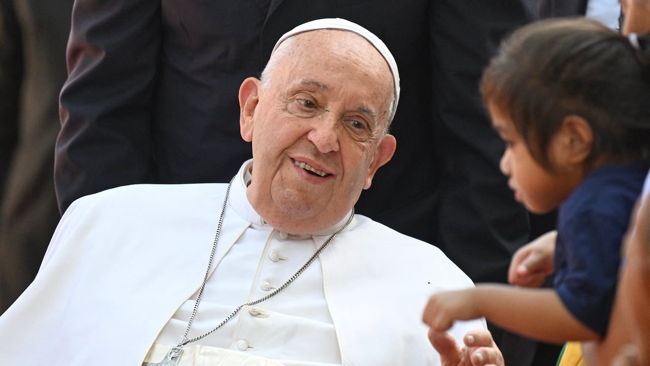 auto_awesome
Se muestra la traducción de Pope Francis (L) interacts with a child during his visit to the Irmas Alma School for Children with Disabilities in Dili on September 10, 2024. (Photo by Tiziana FABI / AFP)
Traducir Pope Francis (L) interacts with a achild during his visit to the Irmas Alma School for Children with Disabilities in Dili on September 10, 2024. (Photo by Tiziana FABI / AFP)
174 / 5.000
El Papa Francisco (izq.) conversa con un niño durante su visita a la Escuela Irmas Alma para Niños con Discapacidad en Dili, el 10 de septiembre de 2024. (Foto: Tiziana FABI / AFP)