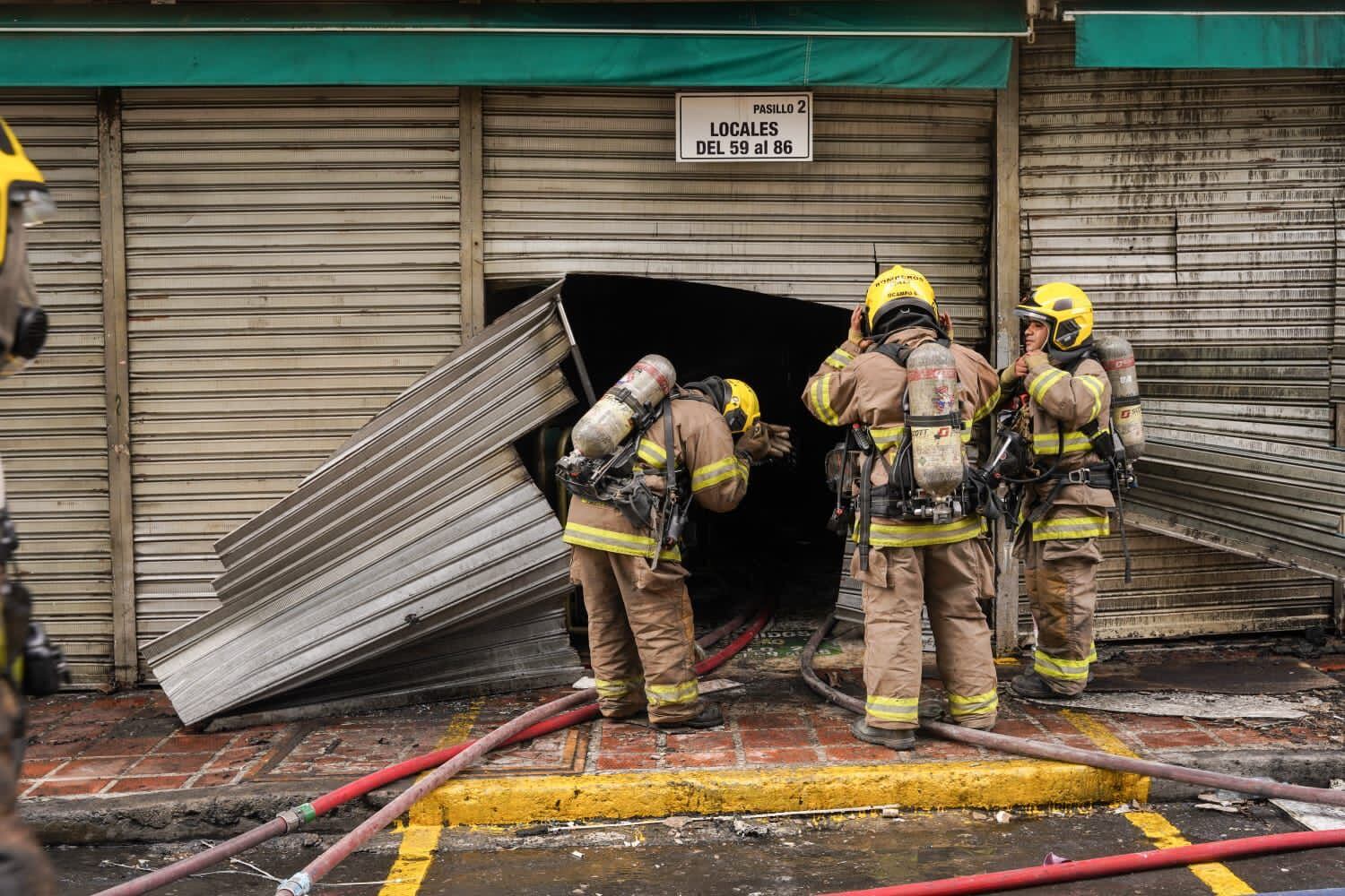 A la medianoche del sábado 2 de septiembre se registró un incendio en el Centro Comercial El Tesoro, en el centro de Cali.
