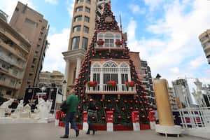 El árbol de Navidad está decorado para parecerse a las casas antiguas de Beirut que resultaron dañadas por la explosión del puerto marítimo del 4 de agosto, en Beirut, Líbano, el martes 22 de diciembre de 2020. Foto: AP / Hussein Malla.