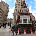 El árbol de Navidad está decorado para parecerse a las casas antiguas de Beirut que resultaron dañadas por la explosión del puerto marítimo del 4 de agosto, en Beirut, Líbano, el martes 22 de diciembre de 2020. Foto: AP / Hussein Malla.