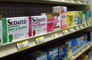 Sudafed y otros descongestionantes nasales comunes en el estante de una farmacia de Edmond, Oklahoma, el 11 de enero de 2005. (AP Foto, Archivo)