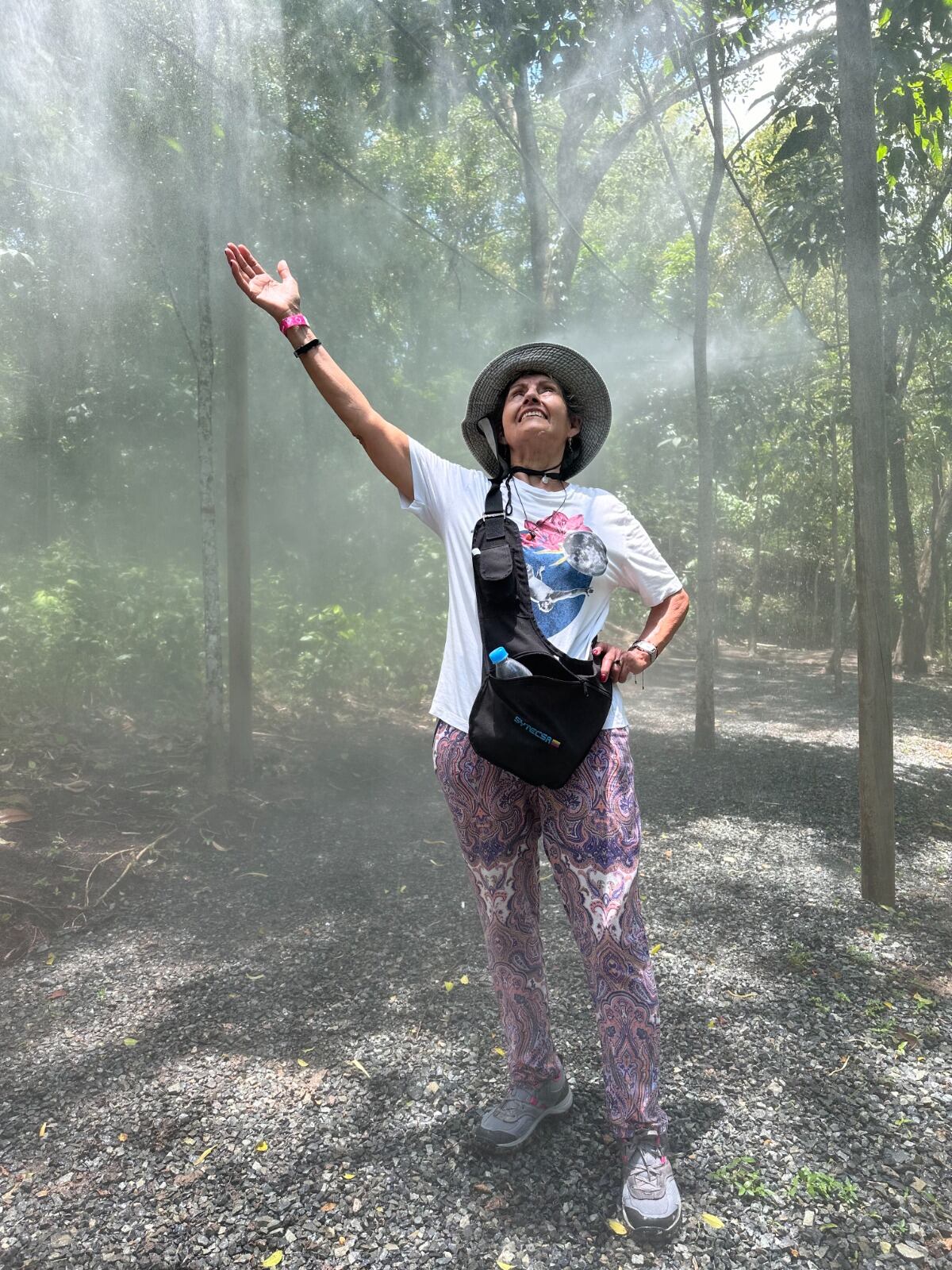 Tras perder a su hijo, Resfa Fernández decidió comenzar a viajar. Ella es una de las 105.873 personas que lo hicieron con Viajes Comfama en 2024. Fotografía en el Magdalena Medio, Antioquia.