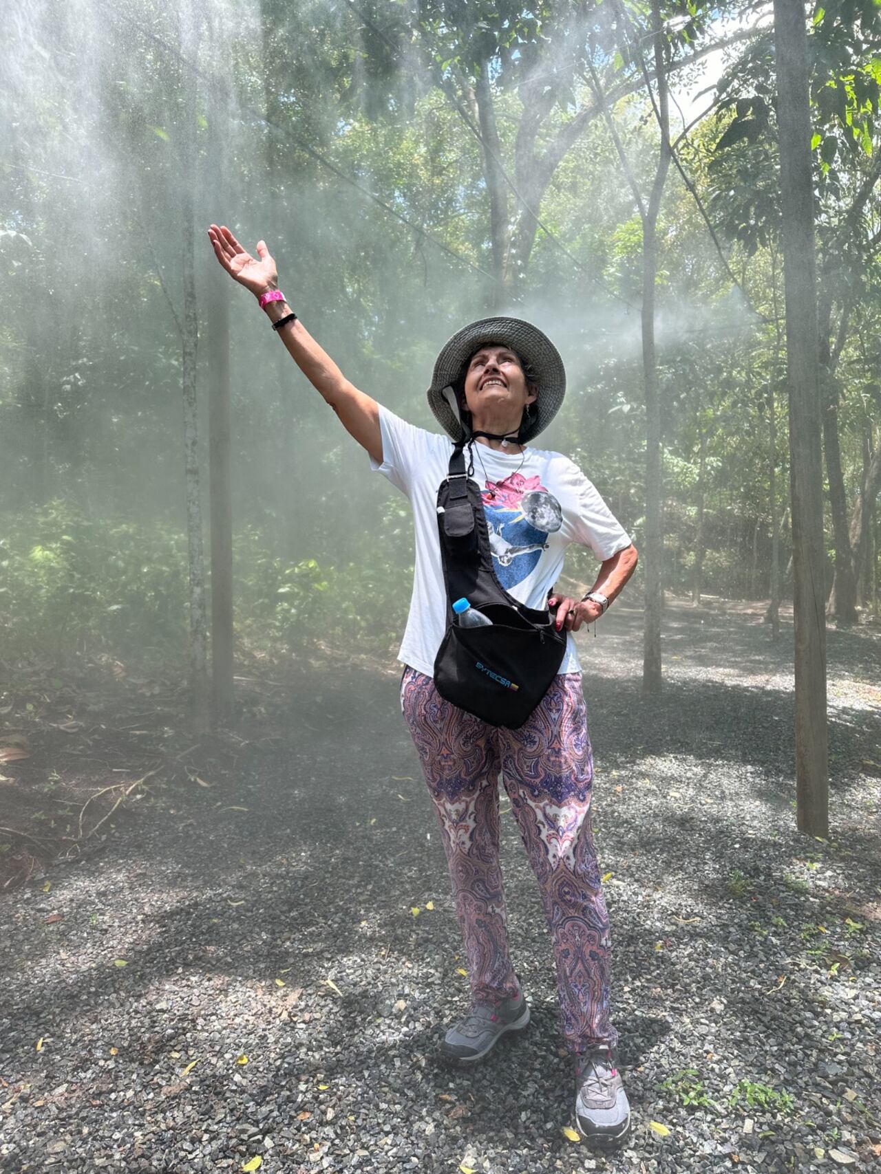 Tras perder a su hijo, Resfa Fernández decidió comenzar a viajar. Ella es una de las 105.873 personas que lo hicieron con Viajes Comfama en 2024. Fotografía en el Magdalena Medio, Antioquia.