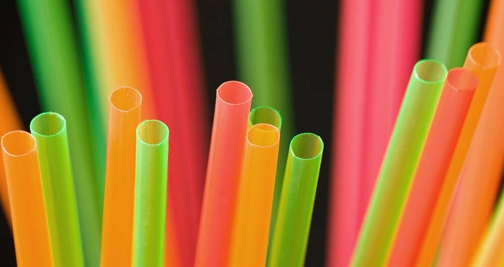 Los pitillos de plástico fueron de los primeros productos plásticos que empezaron con la transición, seguidos de los mezcladores y copitos.