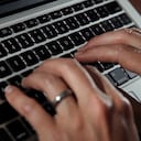 Trámites en línea. (AP Photo/Elise Amendola, File)