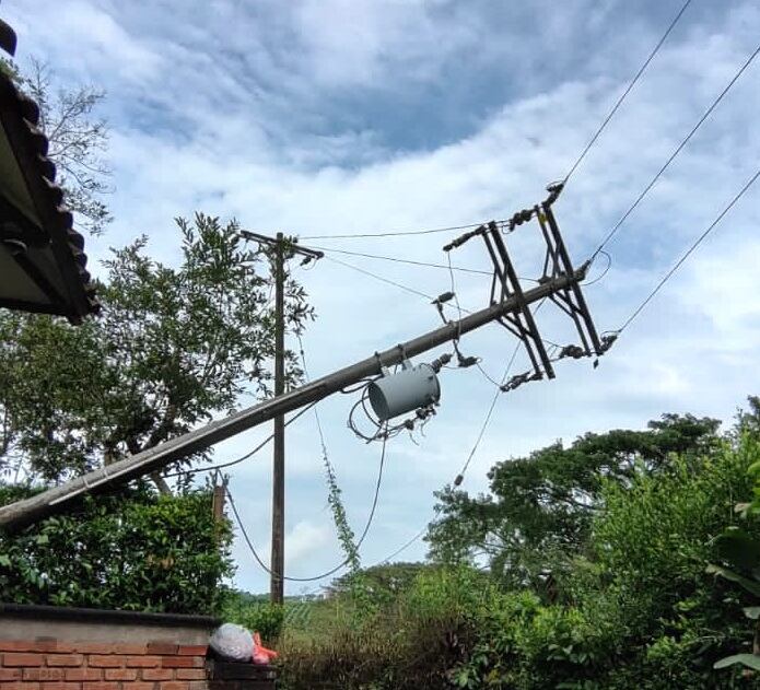 Daños en postes de energía