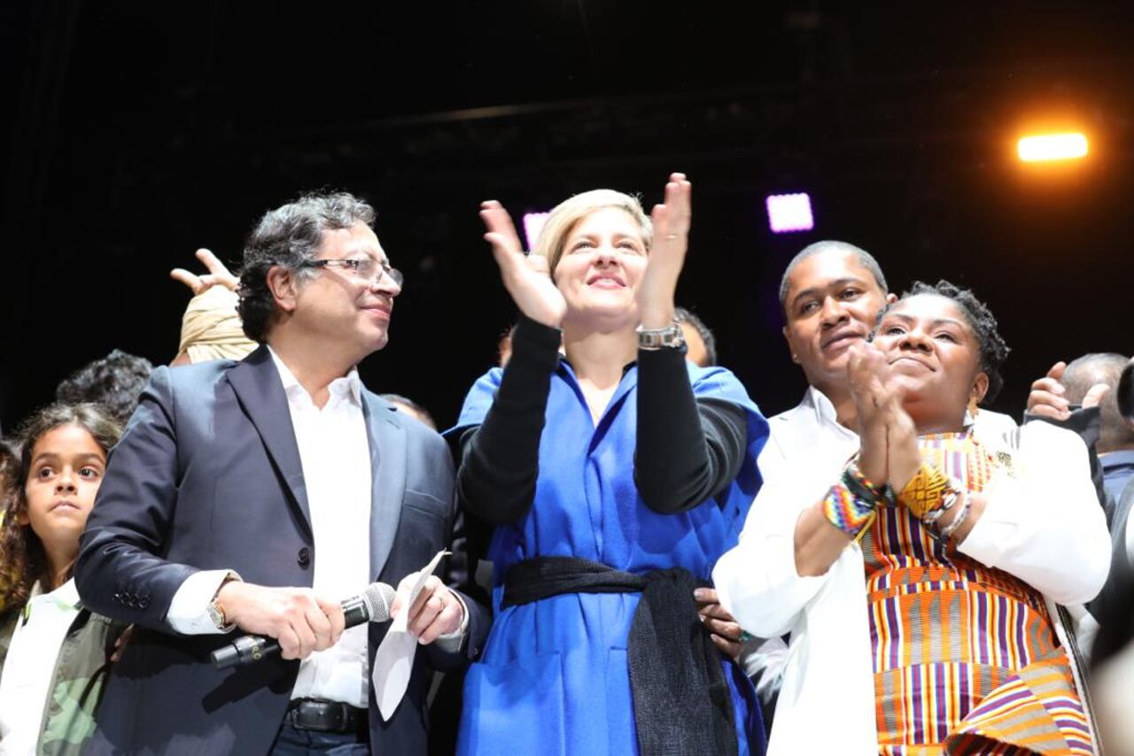 Celebración del triunfo de Gustavo Petro en Movistar Arena con Veronica Alcocer