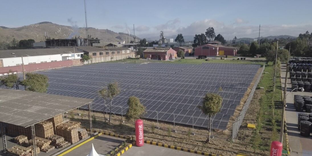 Granja Solar de Eternit en su planta de El Muña.