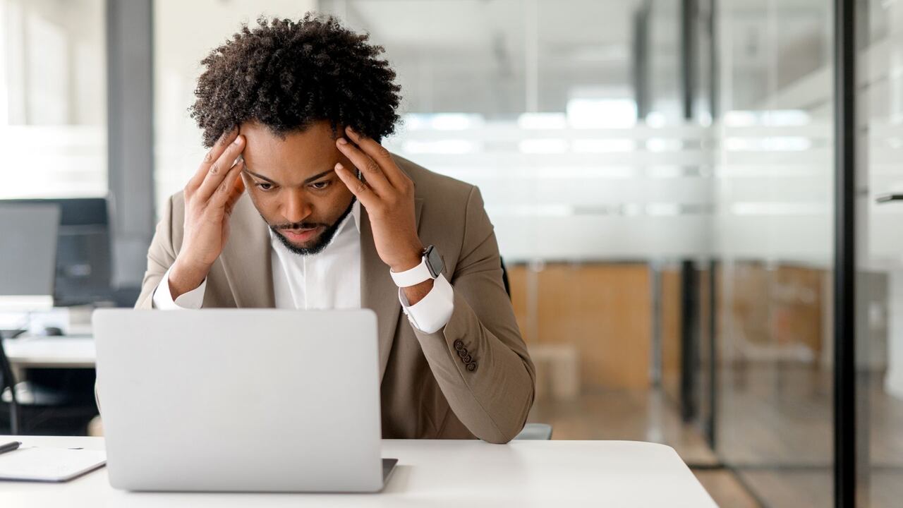 Un computador saturado dificulta la organización y la búsqueda de información.